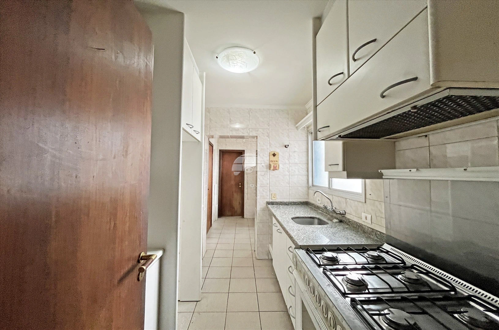 3-bedroom apartment with wood or laminate floors in Curitiba — photo 7