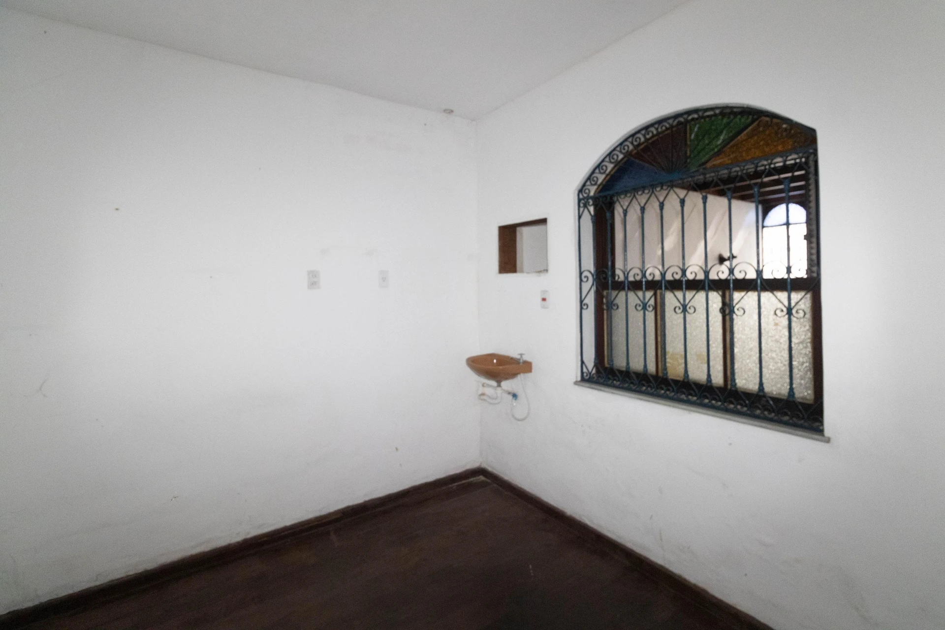 House with 4 bedrooms and 1 bathroom, separate kitchen — photo 31
