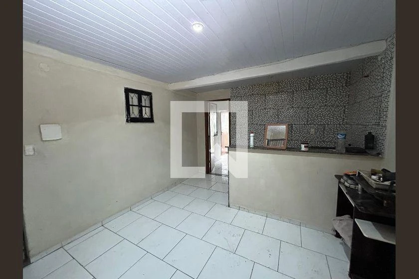 1-bedroom apartment with fitted kitchen and balcony