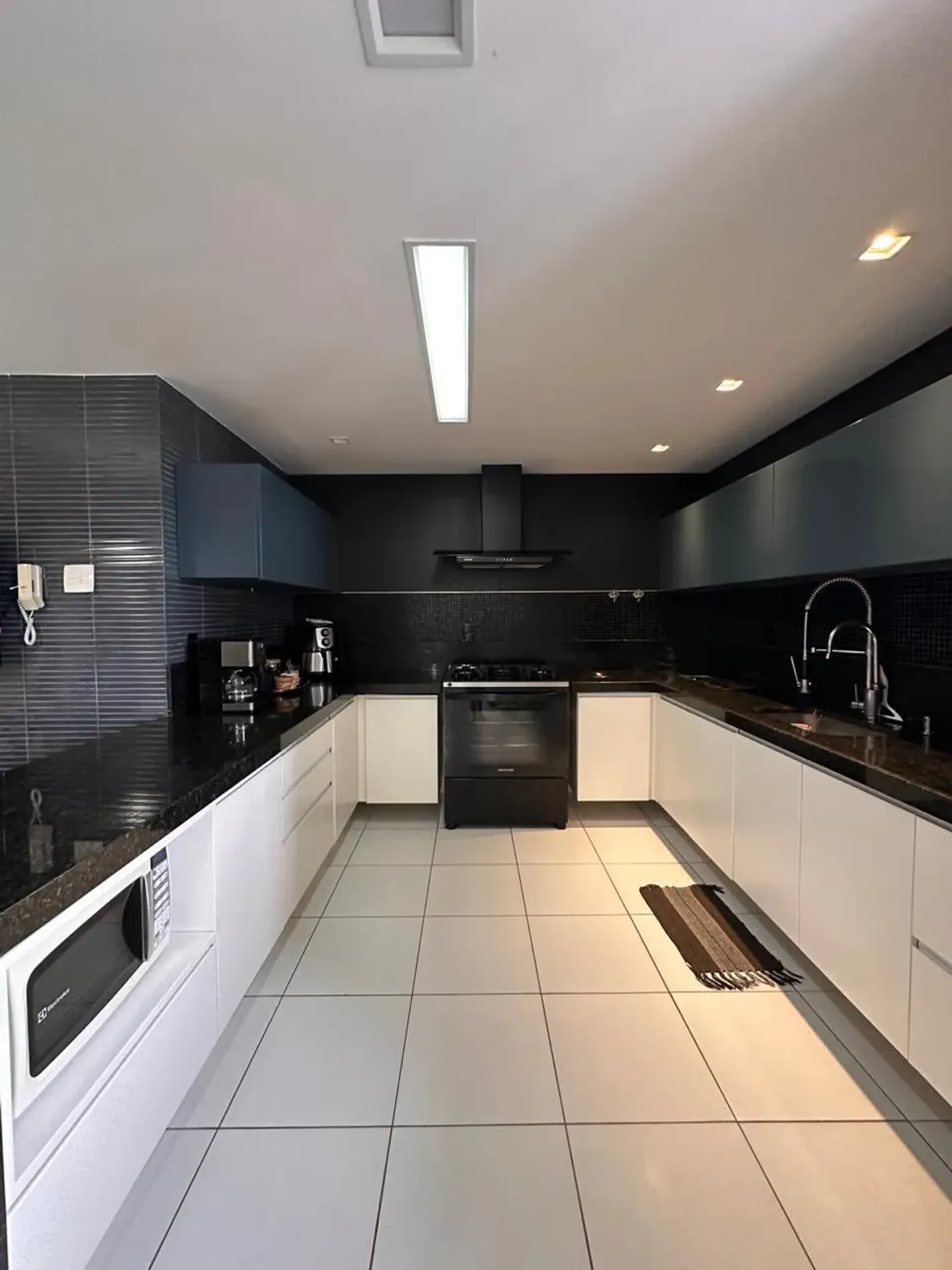 Furnished 180 m² apartment with 3 en-suites and balcony — photo 2