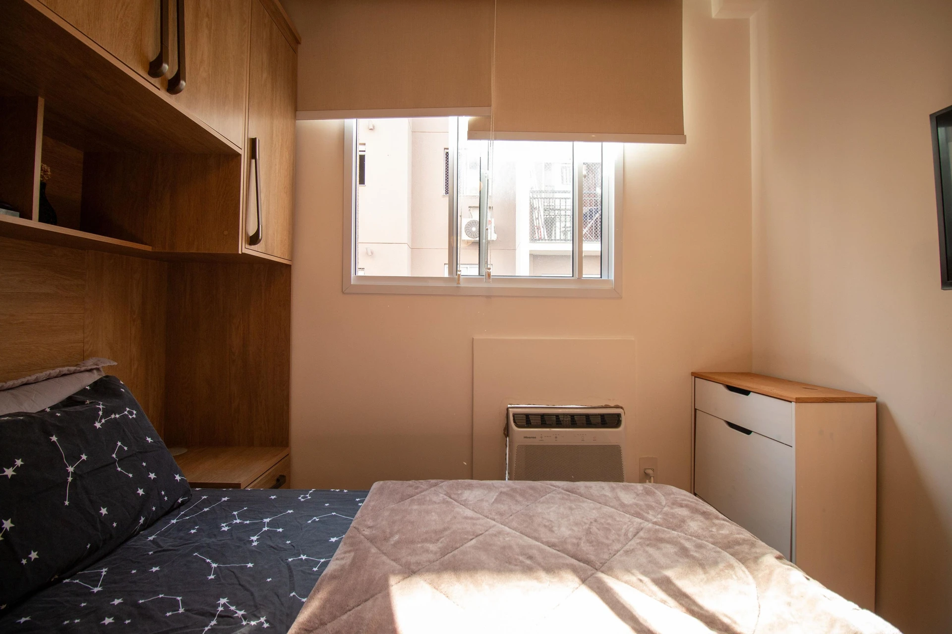 One-bedroom apartment in a building with a gym — photo 4