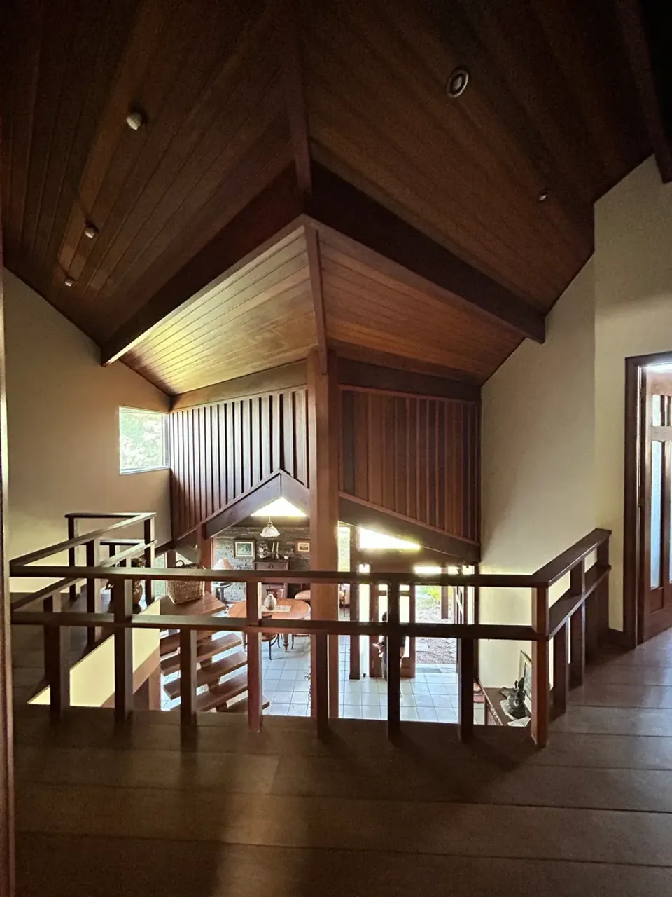 House with 4 bedrooms and 5 bathrooms plus shared pool area — photo 9