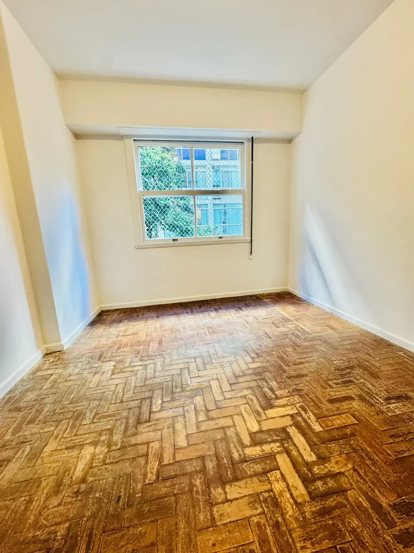 Wood or laminate floors in a 3-bedroom apartment, 129 m² — photo 22