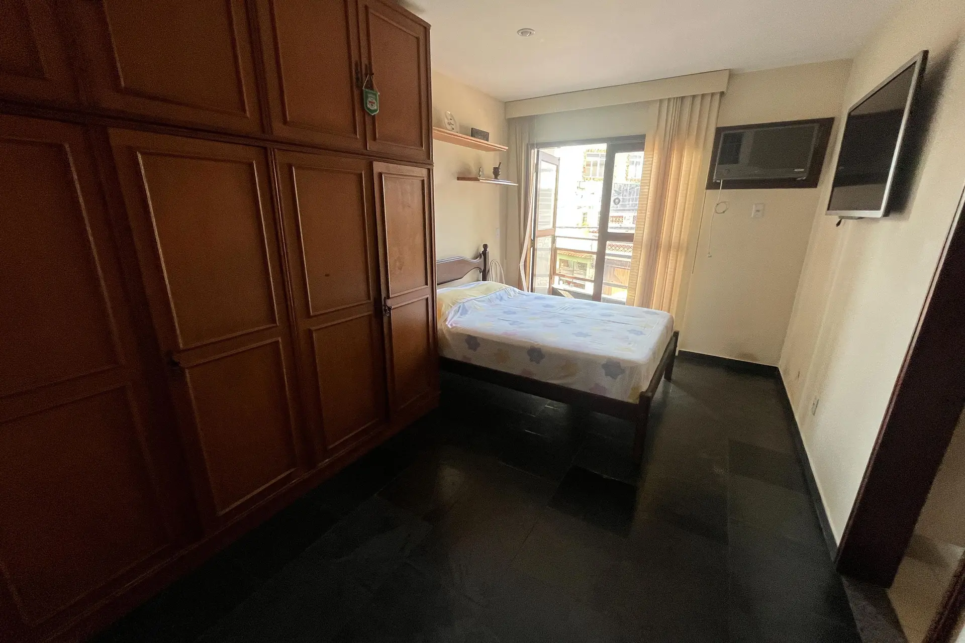 Furnished 3-bedroom apartment with laundry area — photo 17