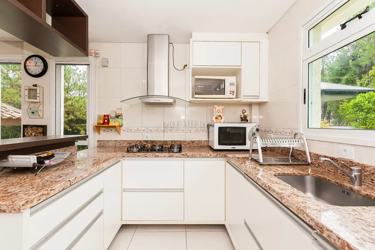 House with 4 bedrooms, 1 en-suite, 4 bathrooms — photo 9
