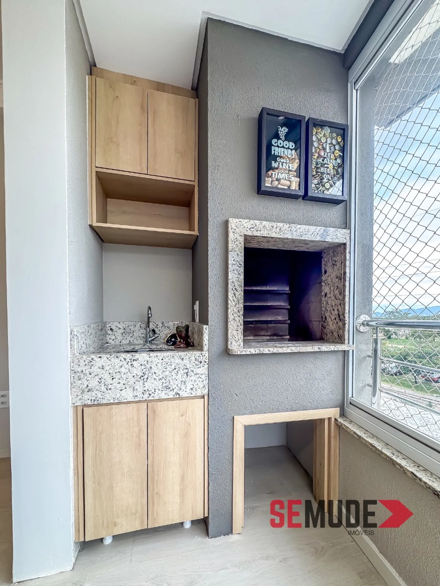 Balcony with a grill in a 2-bedroom apartment, 66 m² — photo 10