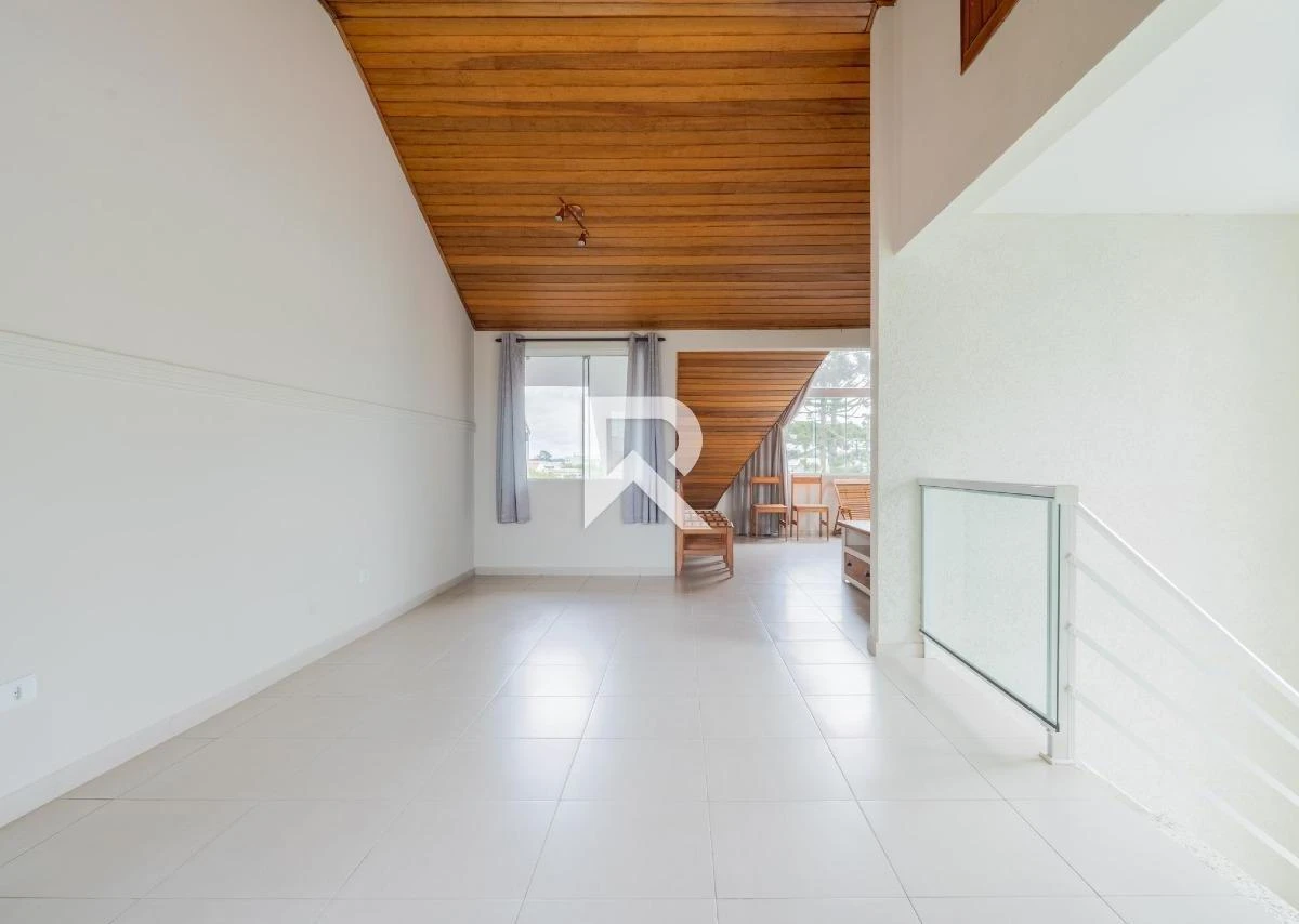 250 m² house with a walk-in closet and a bathtub — photo 24