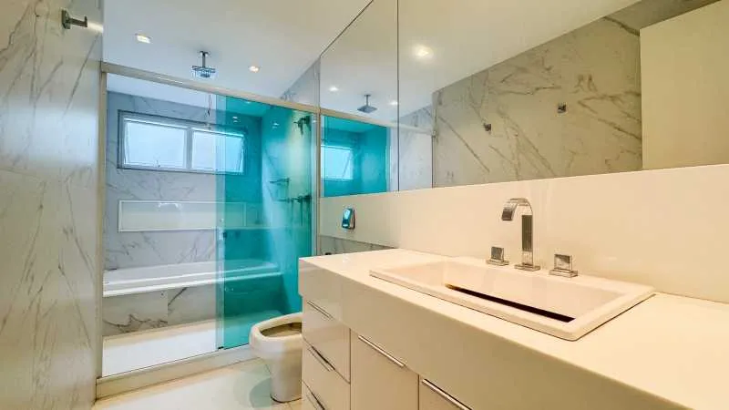 3-bedroom apartment in a building with a pool — photo 18