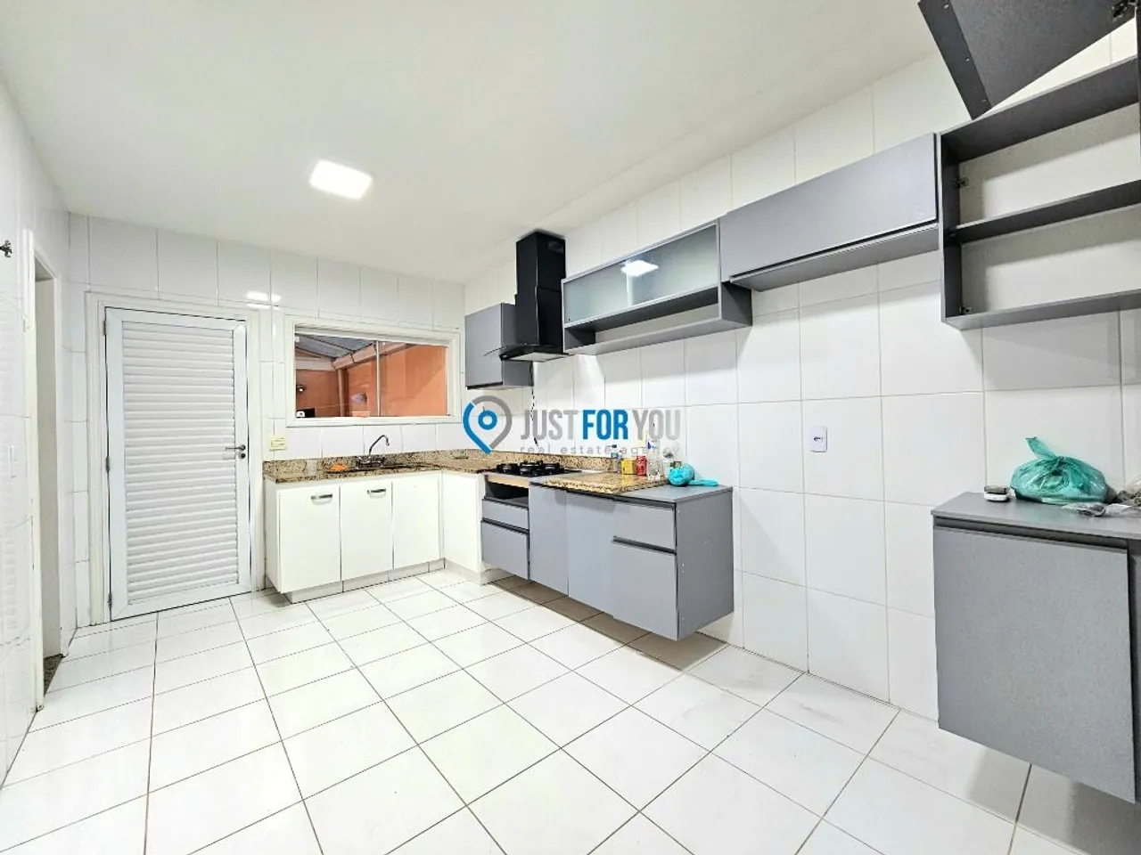House with 5 bedrooms, 300 m² and a closed gas kitchen — photo 3