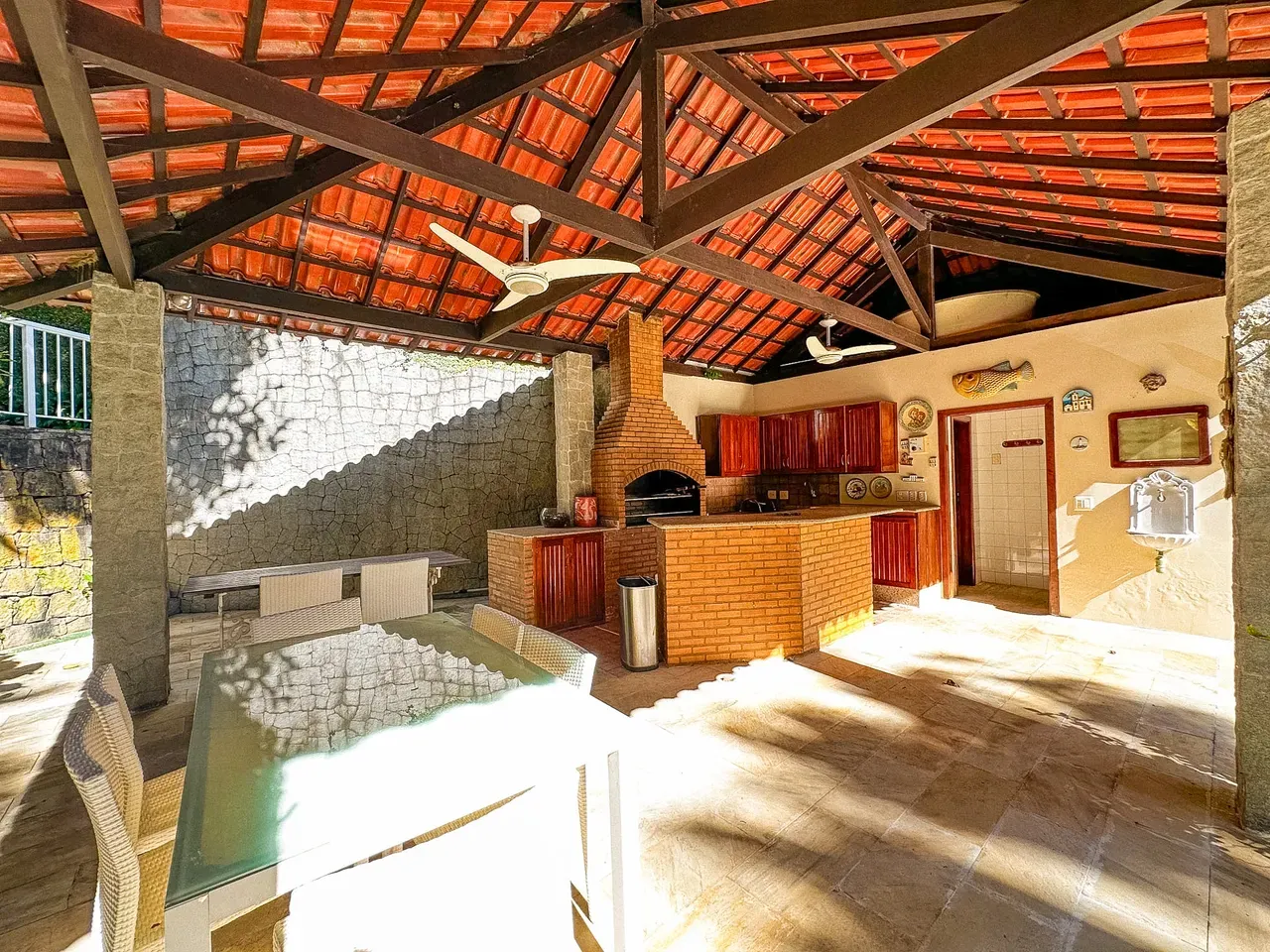 Furnished house with 4 bedrooms and 2993 m², 3 en-suites — photo 2