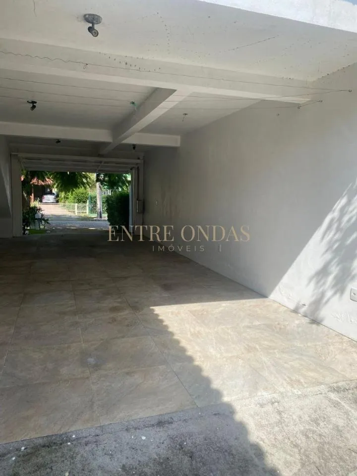 Walk-in closet in a 5-bedroom house, 400 m² — photo 29