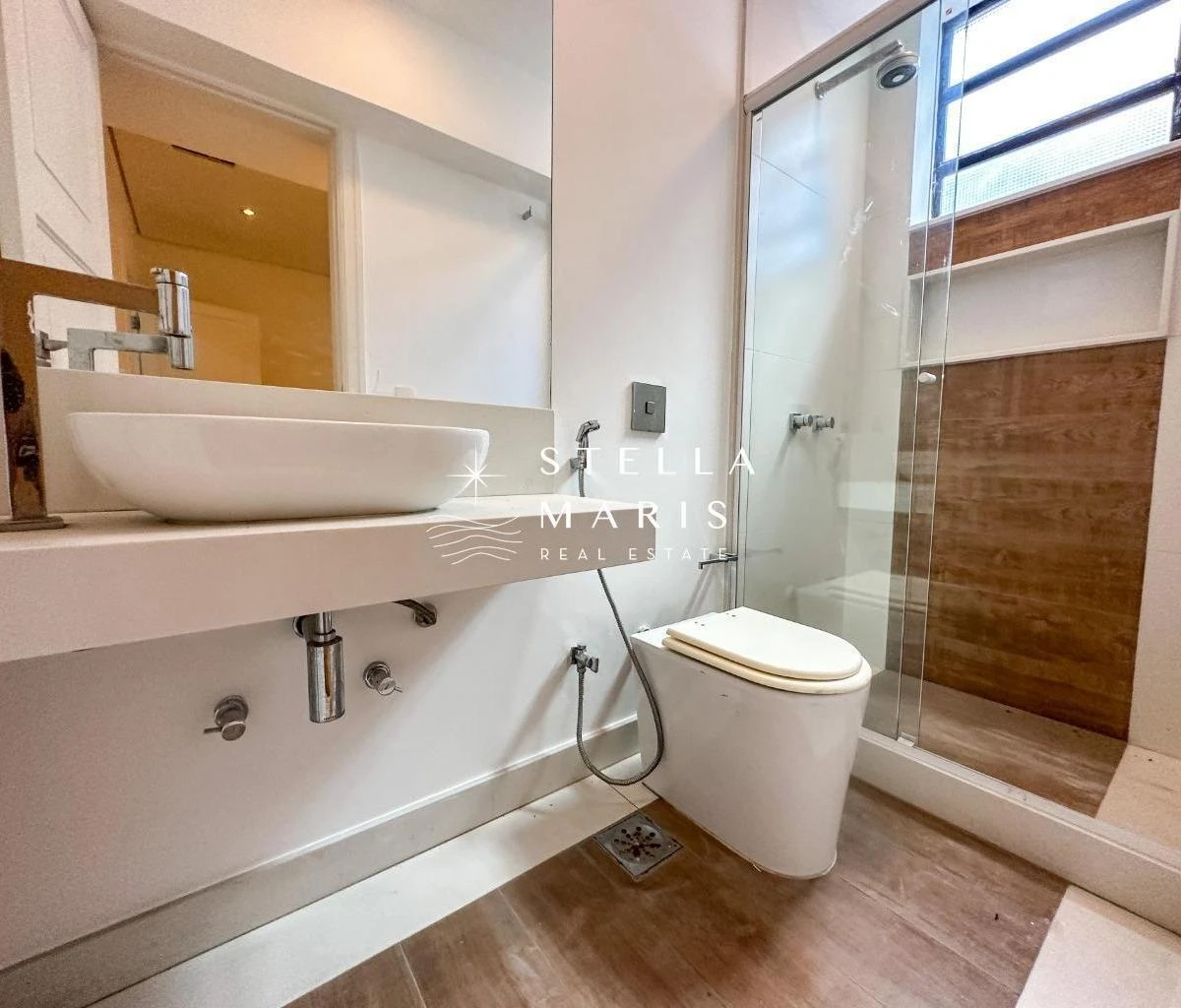 Glass-enclosed balcony in a 5-bedroom house, 402 m² — photo 20