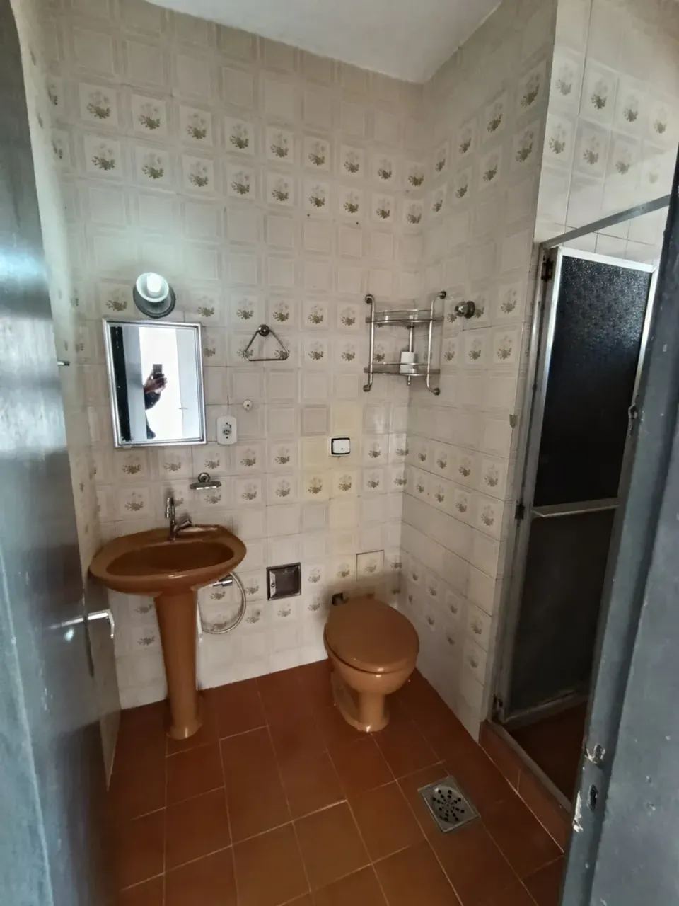 Apartment with 2 bedrooms and a glass shower enclosure — photo 17