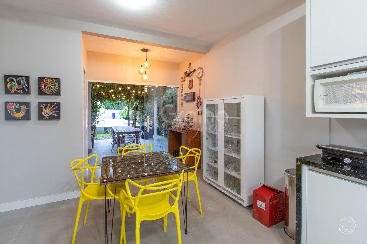 5-bedroom house with a fireplace in Florianópolis — photo 35