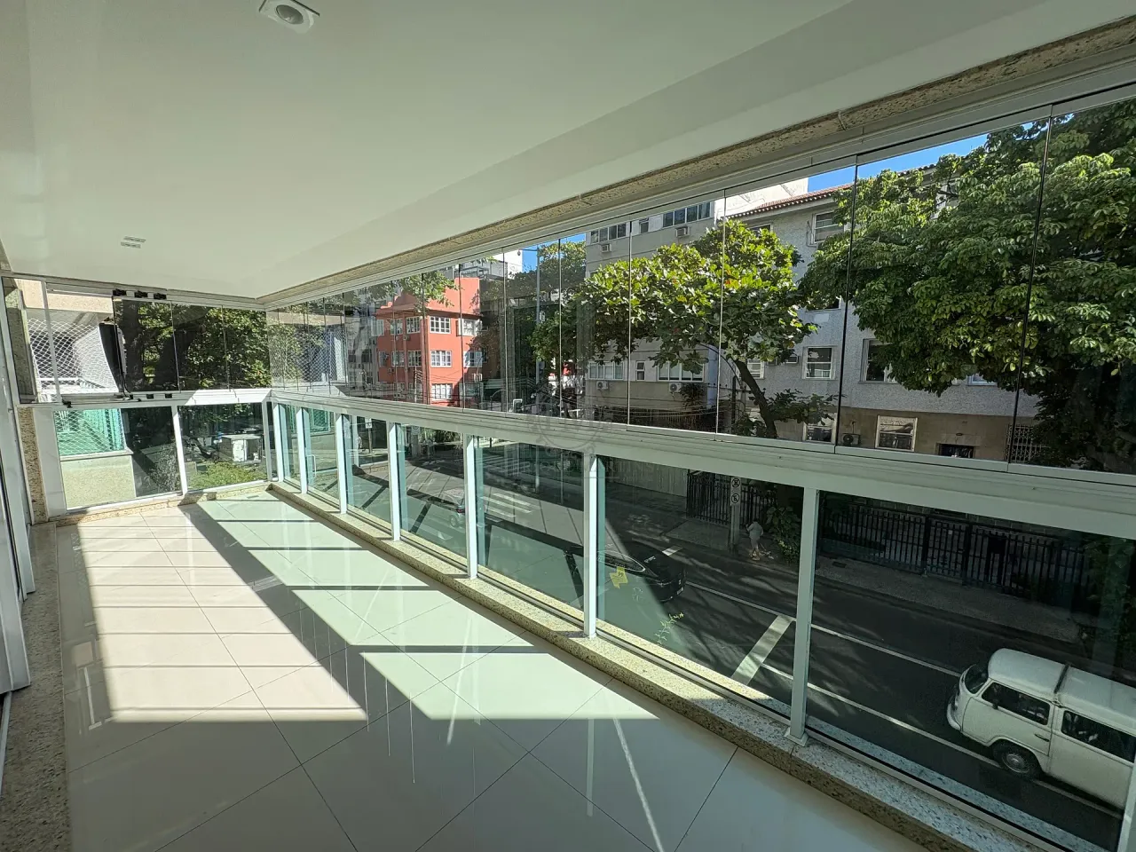 4-bedroom apartment with enclosed glass balcony — photo 8