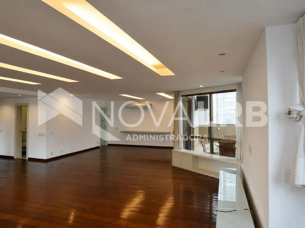 4-bedroom apartment with enclosed glass balcony — photo 8