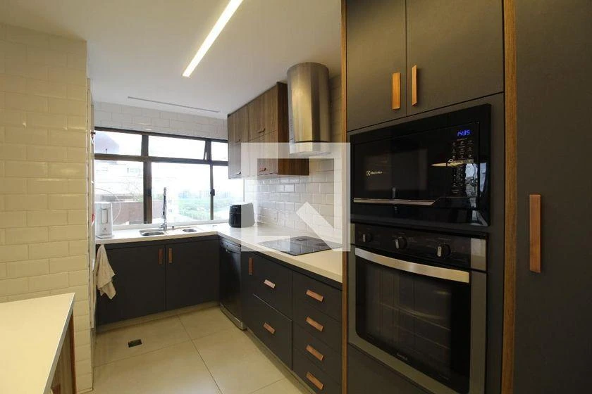Furnished 4-bedroom apartment with 245 m² and glass balcony — photo 15