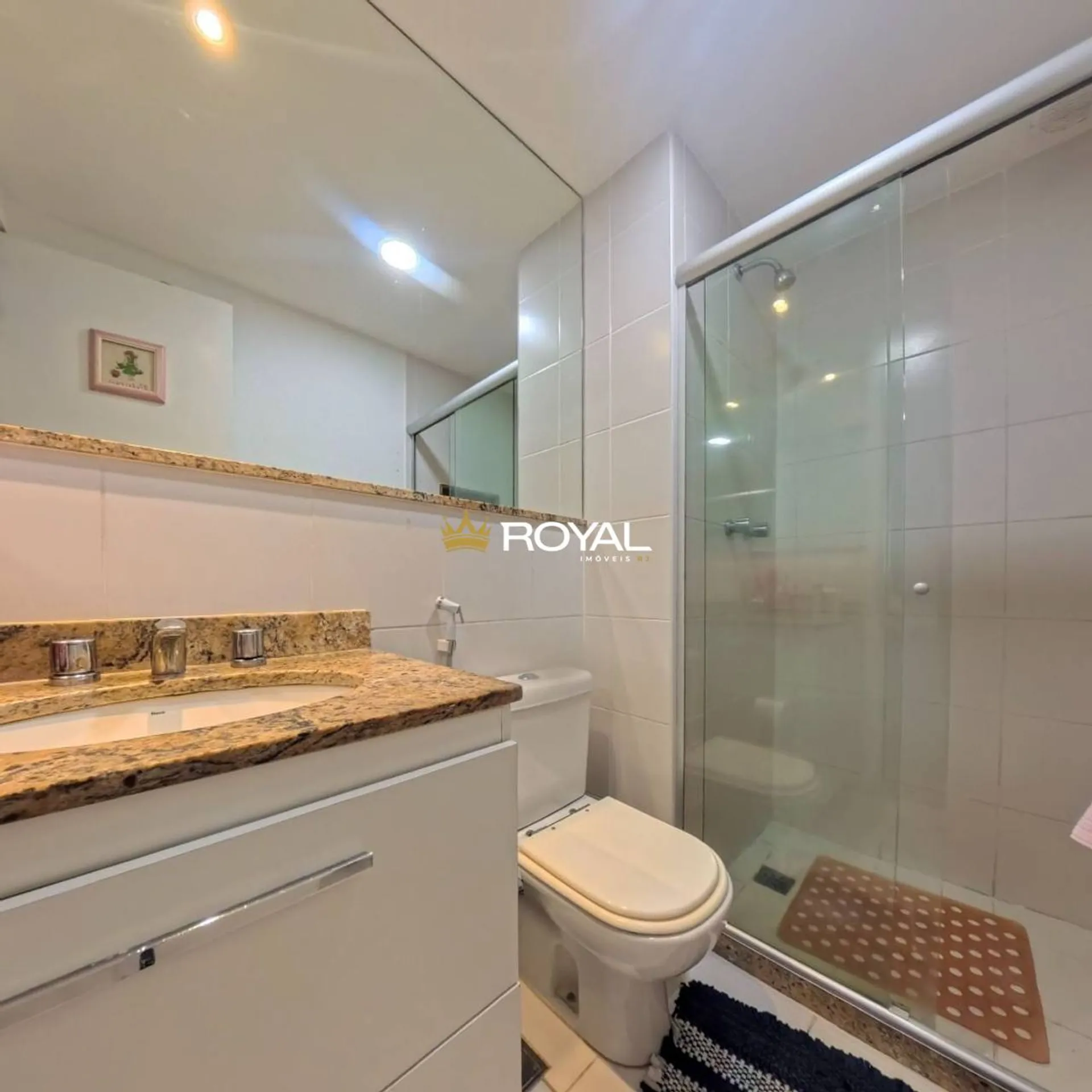 4-bedroom apartment in a building with a pool — photo 29