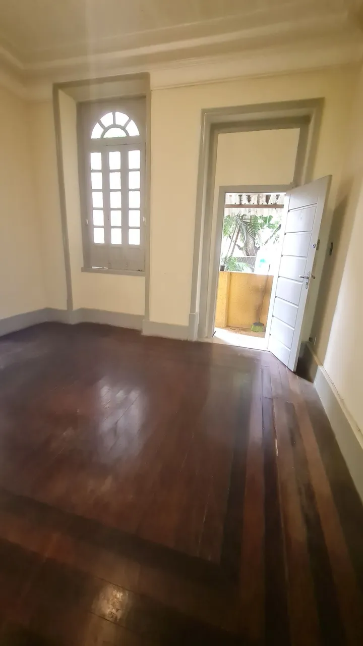 2-bedroom apartment with wood or laminate floors — photo 7