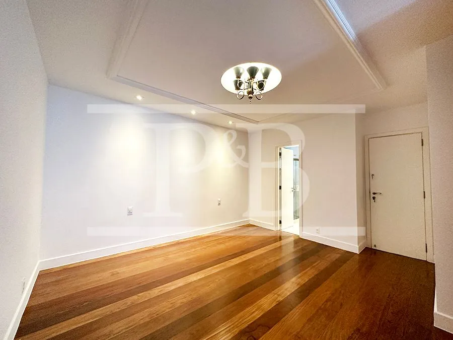 300 m² apartment with 4 bedrooms and 4 parking spots — photo 4