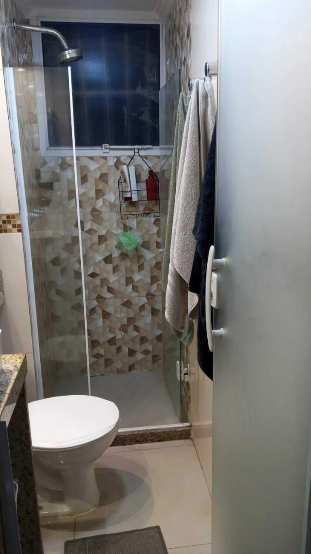 Apartamento amueblado de 2 dormitorios con ducha de vidrio — photo 22