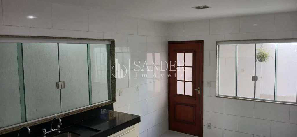 Casa em condomínio com cozinha a gás e 4 quartos