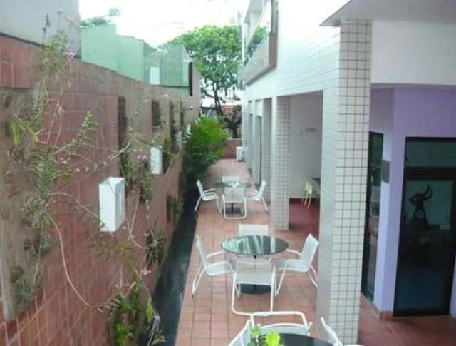 Furnished 1-bedroom apartment with glassed-in balcony — photo 11
