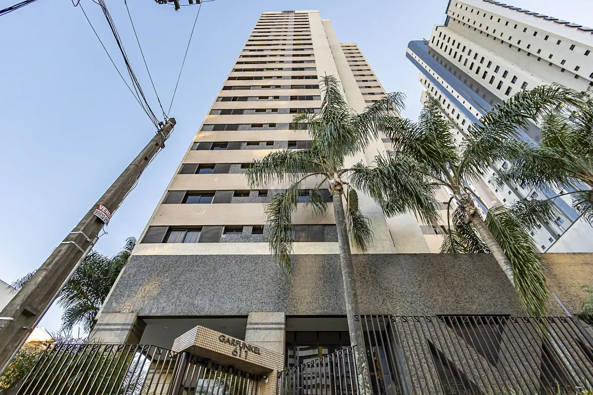 Apartamento com 4 quartos e piso de madeira na sala — photo 72