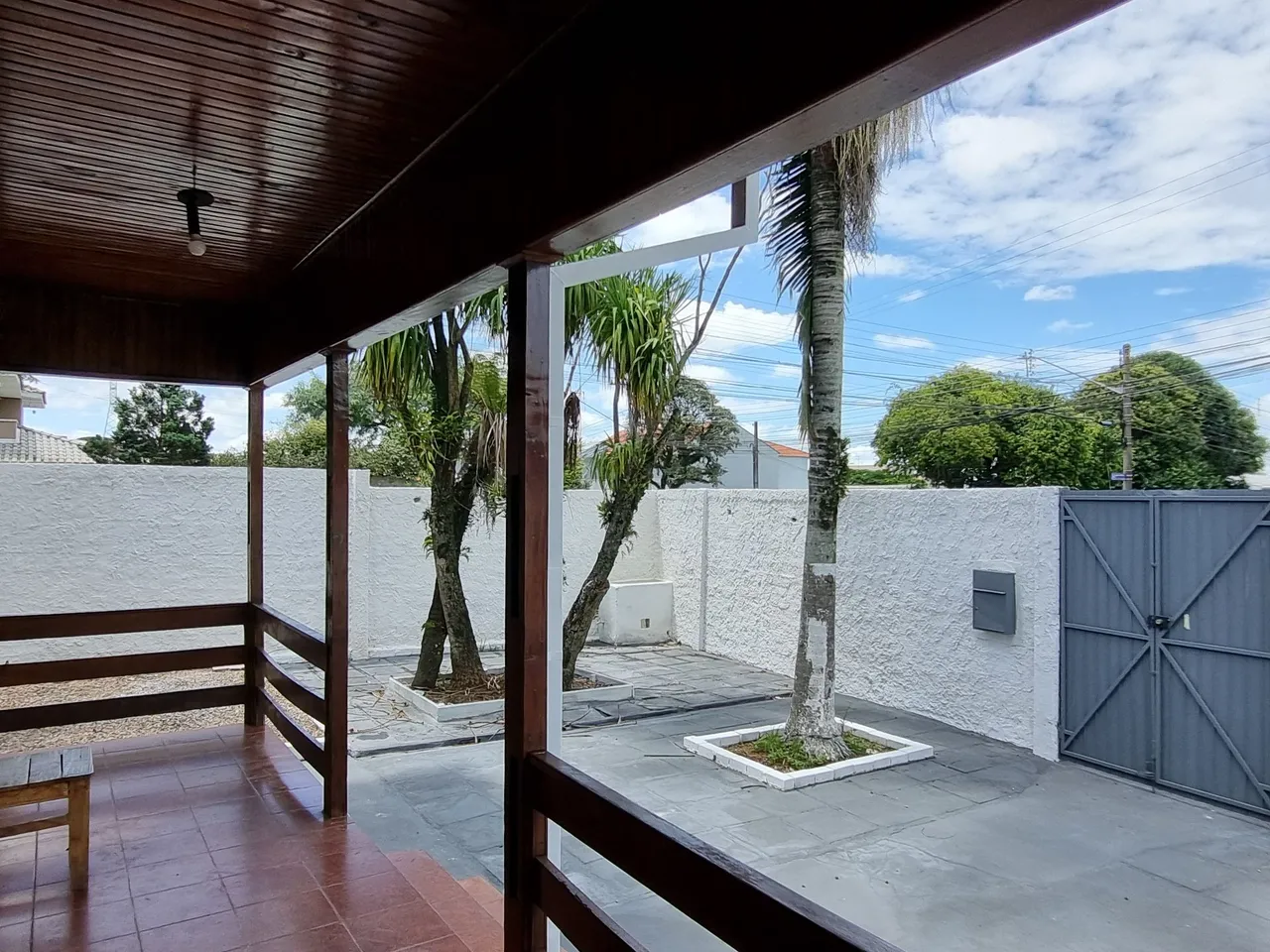 3-bedroom house with wood or laminate floors in Curitiba — photo 14