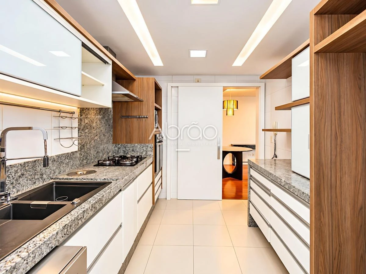 Furnished apartment, 192 m², with a glass-enclosed balcony — photo 3
