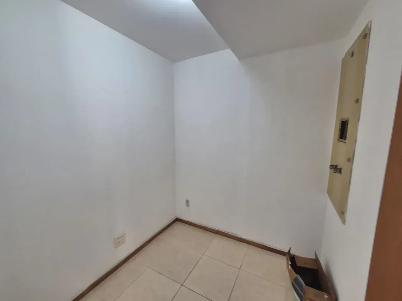 4-bedroom apartment with 2 bathrooms and glass balcony — photo 11