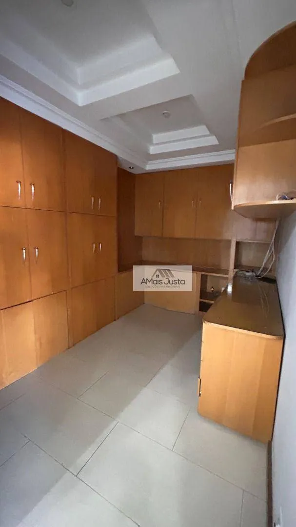 4-bedroom apartment in a building with a pool — photo 24