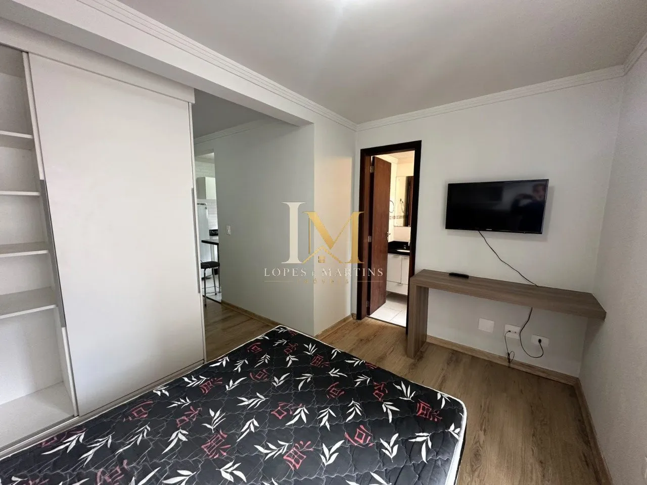 One-bedroom apartment with wood or laminate floors — photo 4
