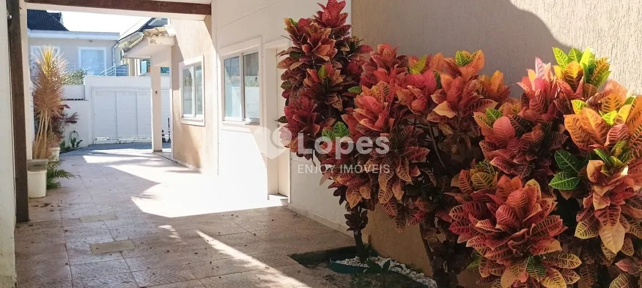 House with 5 bedrooms, 5 bathrooms and separate laundry — photo 8
