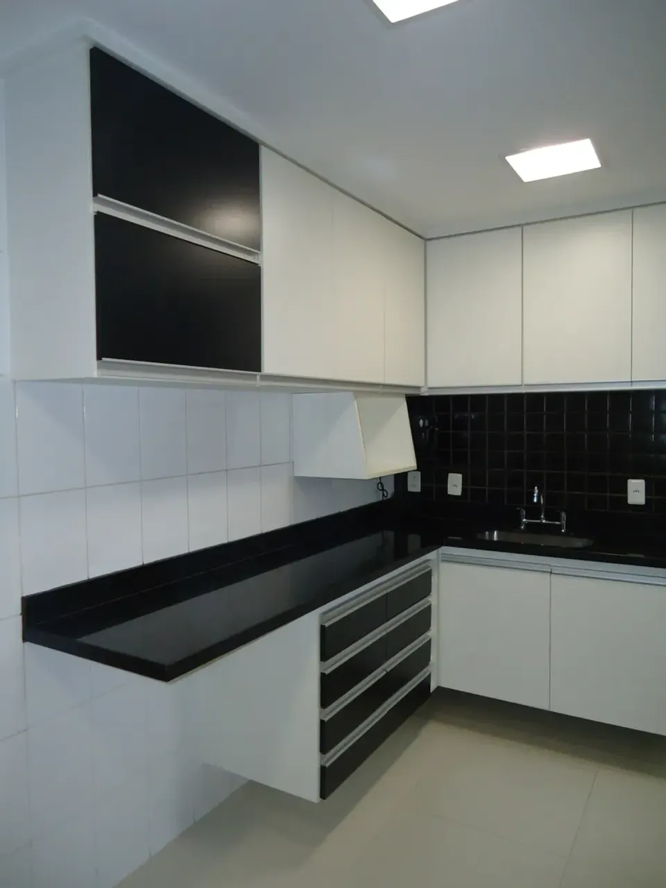 Wood or laminate floors in a 3-bedroom apartment, 107 m² — photo 3