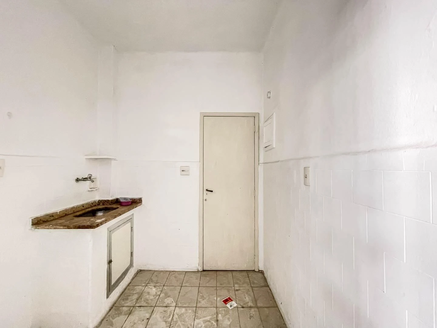 1-bedroom unfurnished apartment with no parking — photo 12
