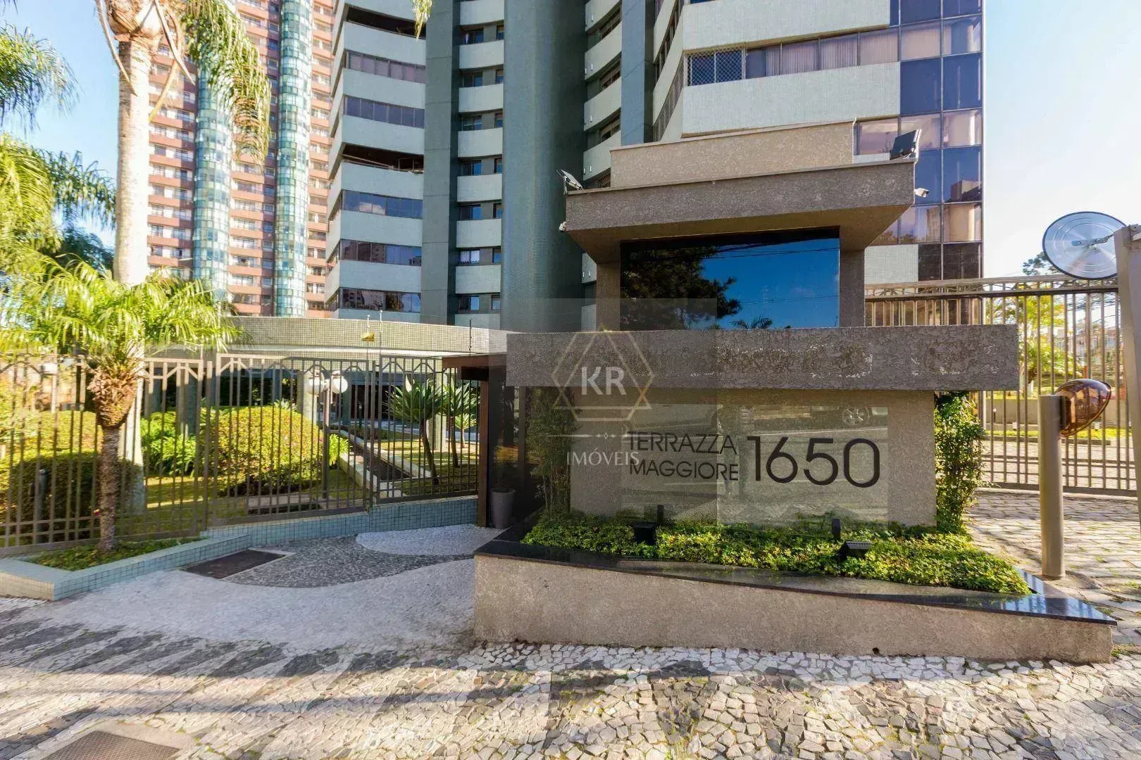 Furnished 272 m² apartment with 3 en-suites and 4 parking — photo 4