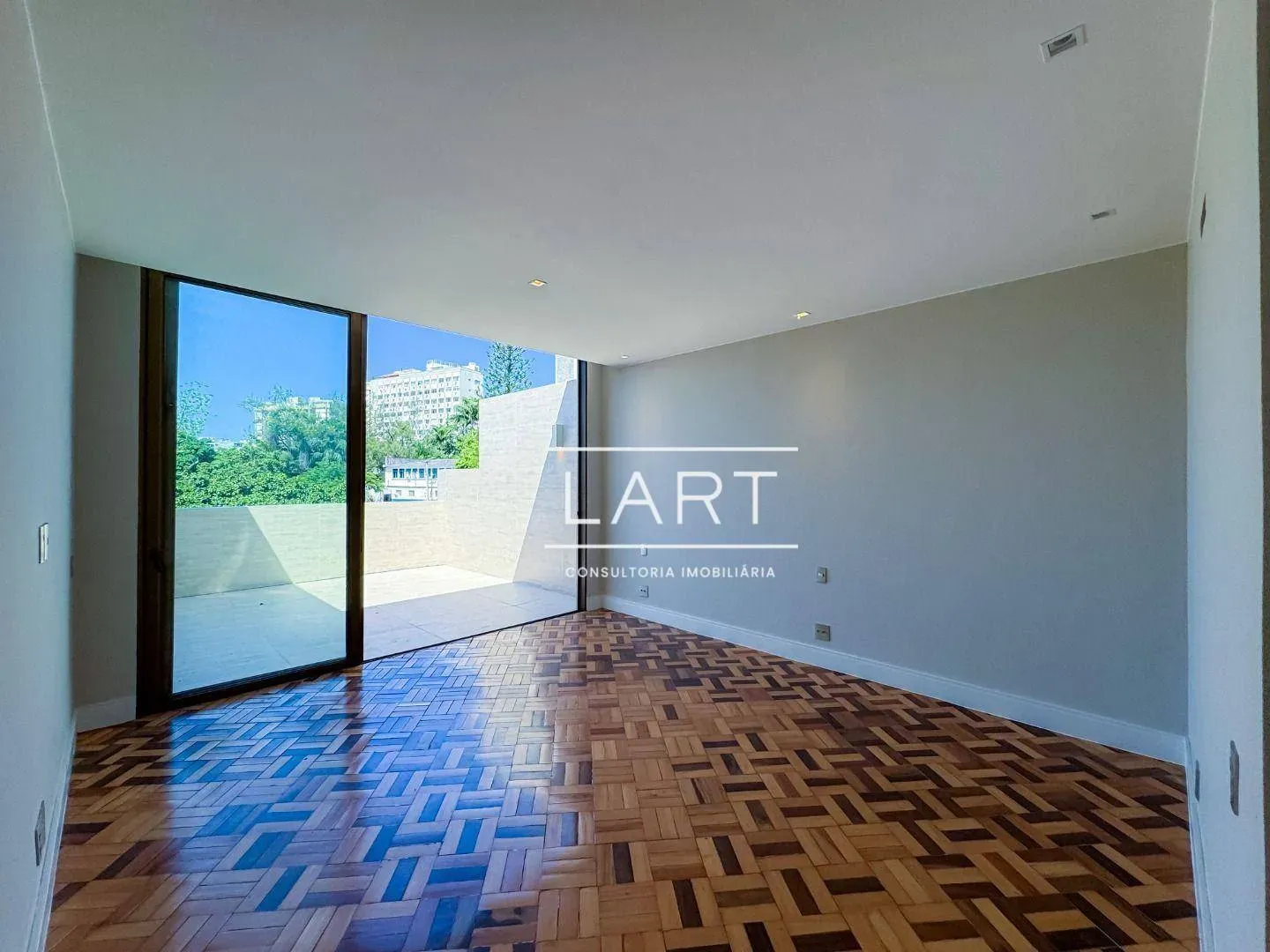 Apartamento com 4 dormitórios e varanda de vidro — photo 21