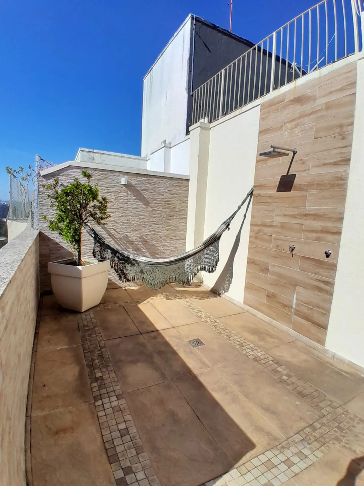 Apartment with 4 bedrooms, 3 bathrooms and built-in storage — photo 33