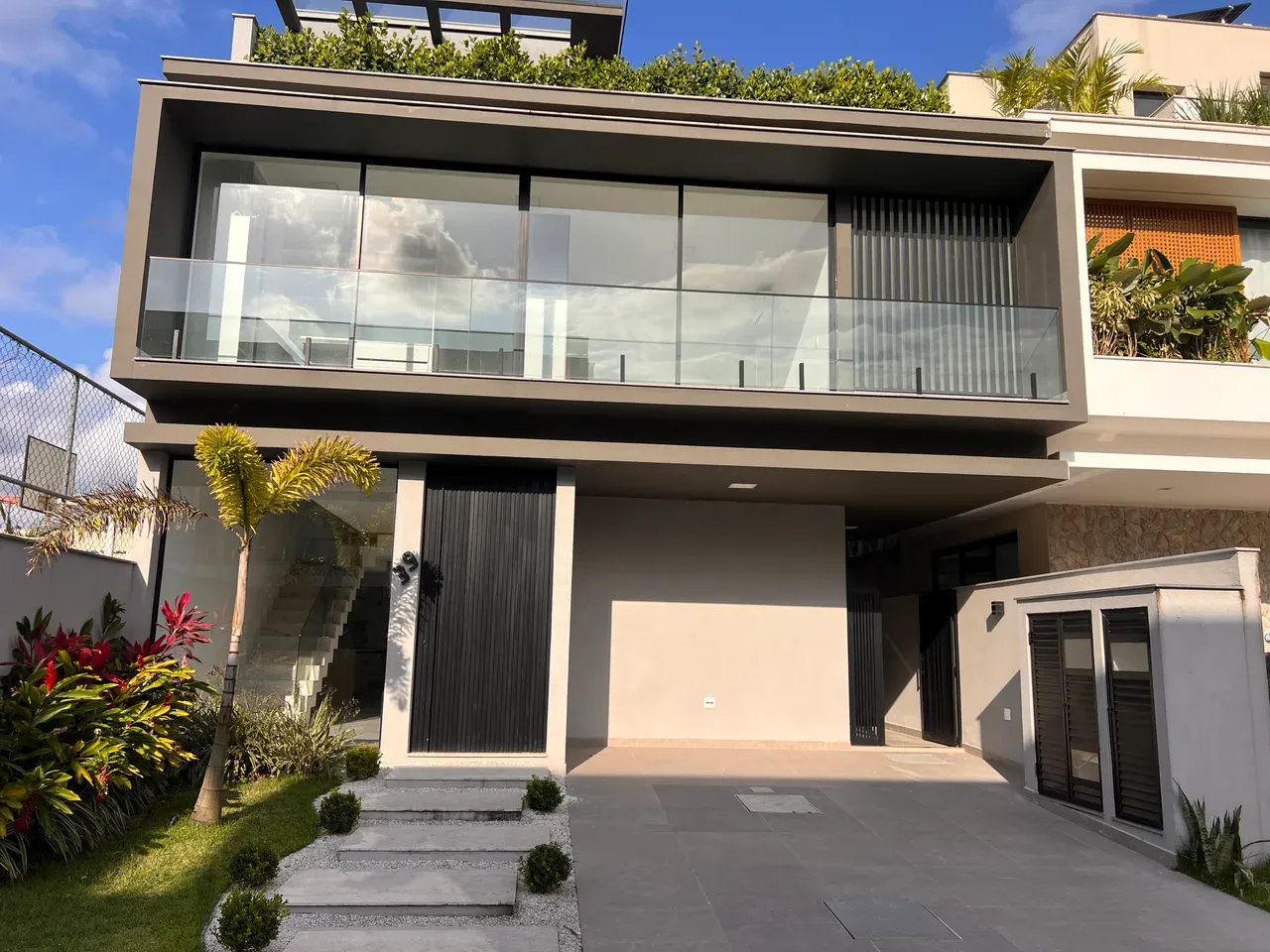 House, 330 m², with floor-to-ceiling windows — photo 6