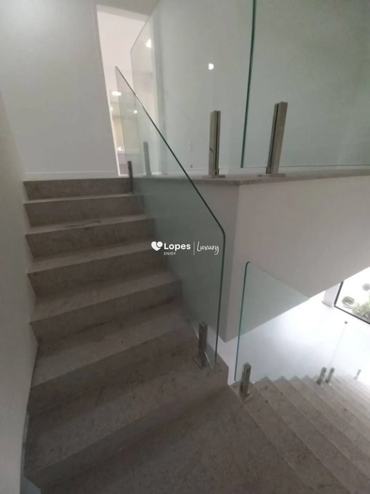 Unfurnished 4-bedroom house with 5 bathrooms and 329 m² — photo 22