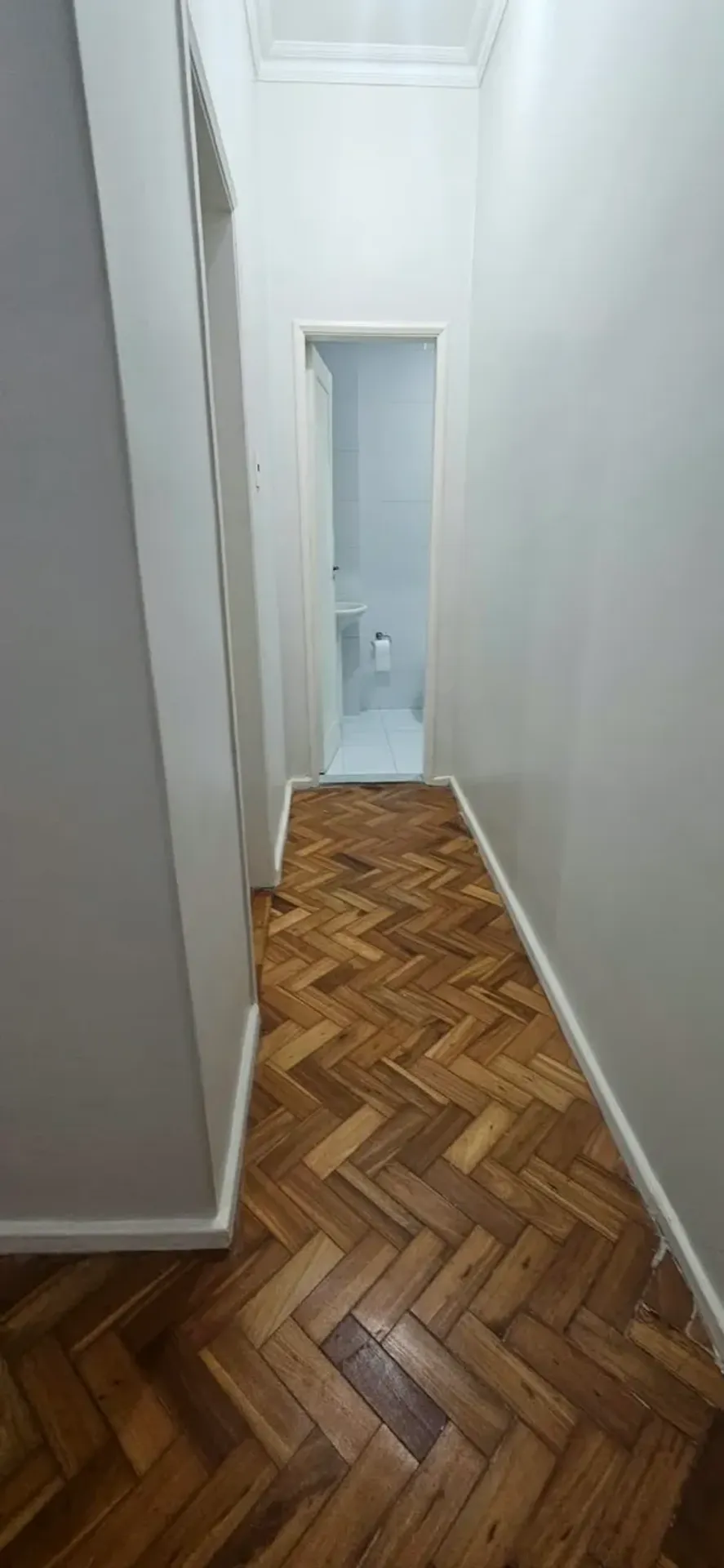 Apartamento de 2 quartos com piso de madeira ou laminado — photo 21
