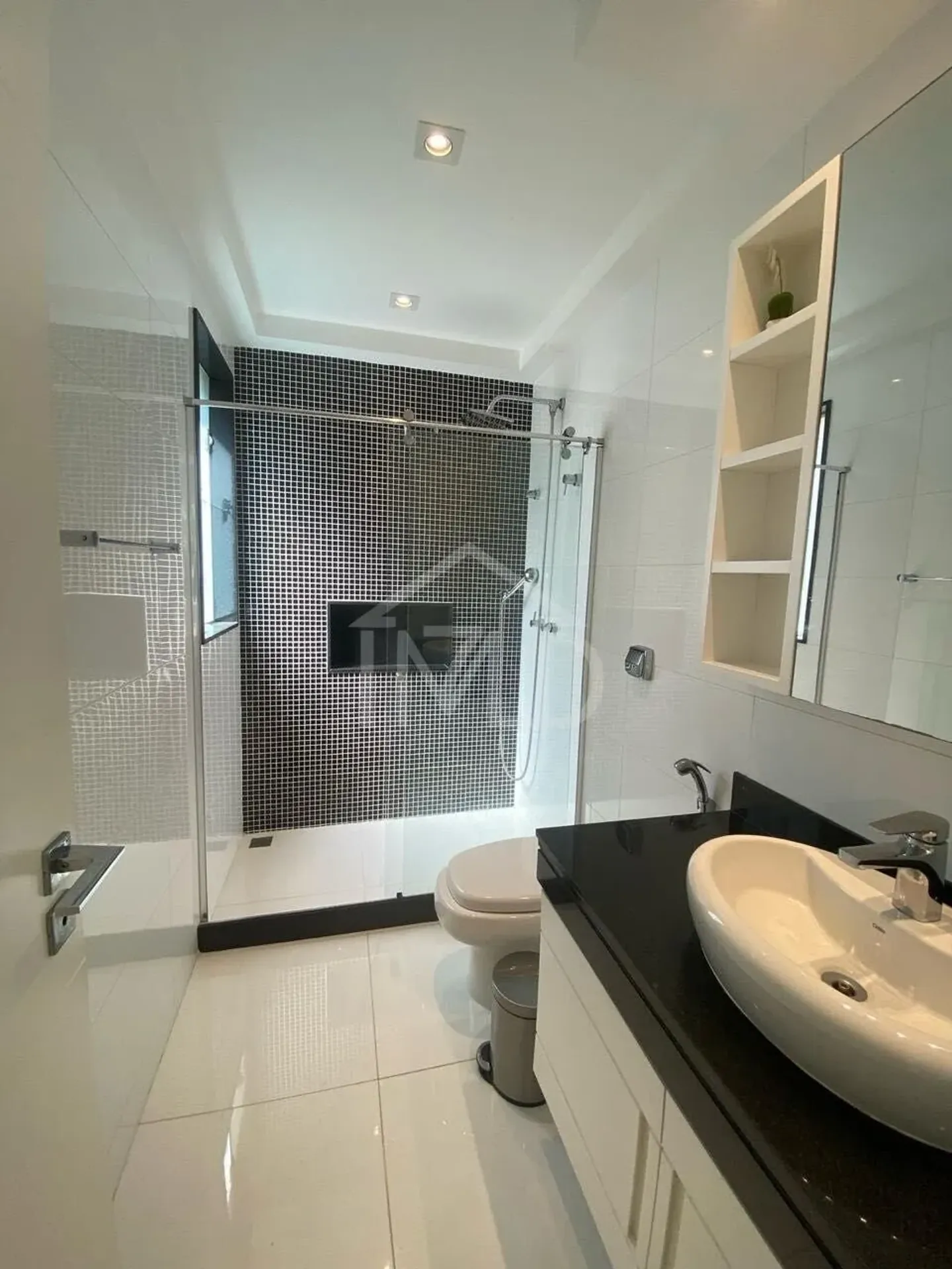 Furnished house with 5 en-suite bedrooms and pool — photo 47