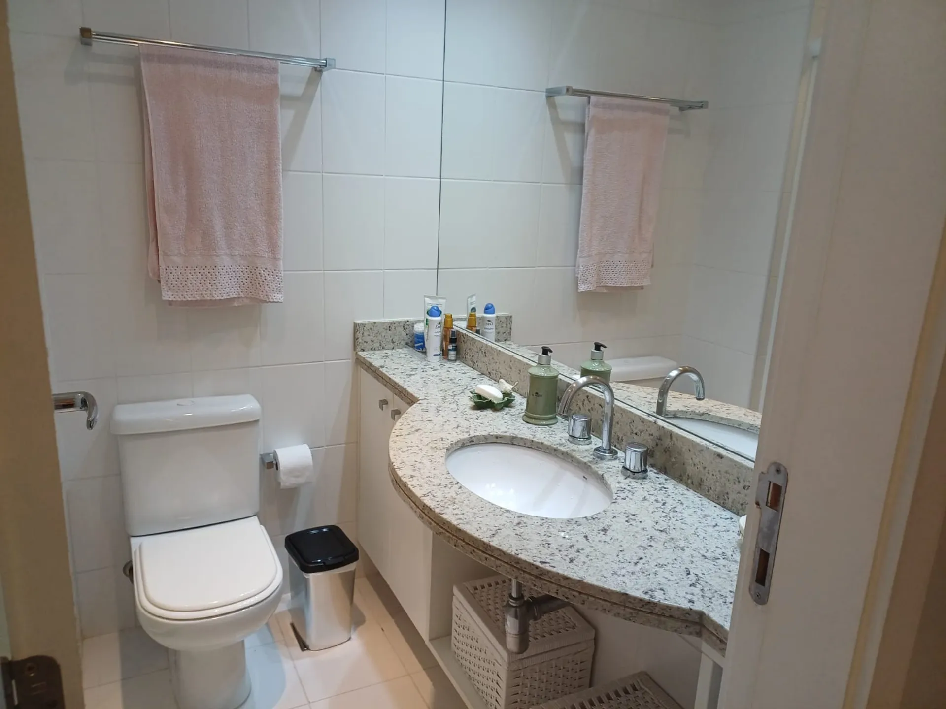 Furnished 3-bedroom apartment with open-plan kitchen — photo 38