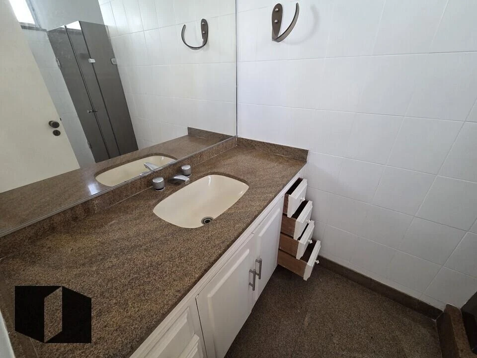250 m² apartment with 4 bedrooms and 2 parking spaces — photo 2