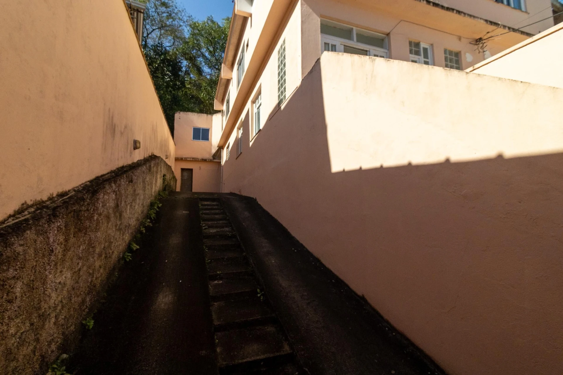 Furnished 4-bedroom apartment with balcony and desk area — photo 46