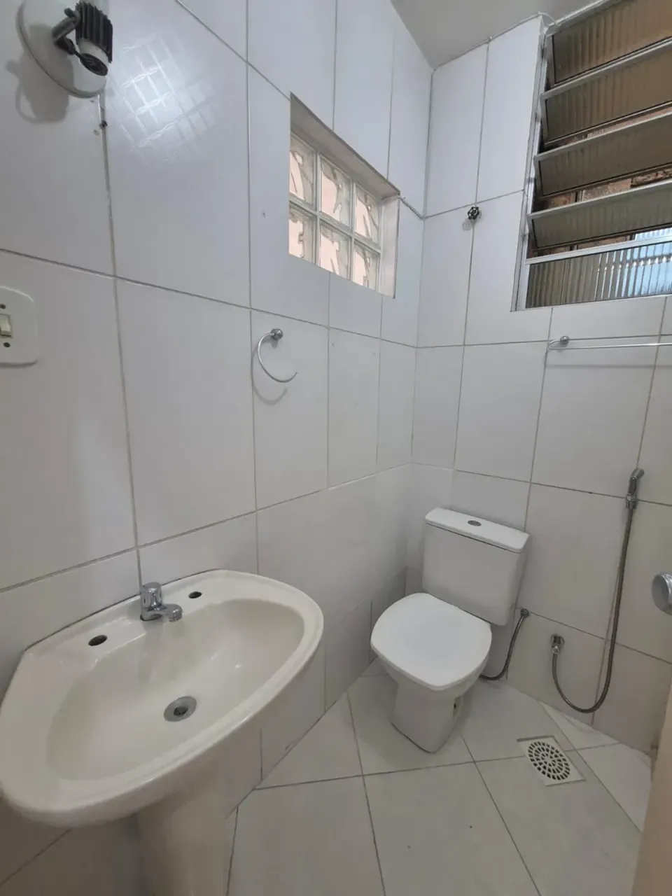 Unfurnished 1-bedroom apartment with a closed kitchen — photo 5
