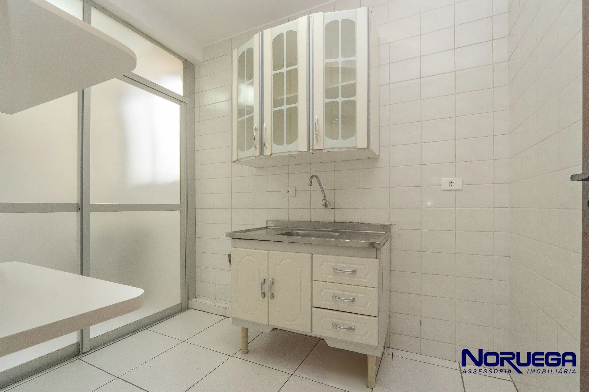Wood or laminate floors in a 2-bedroom apartment, 103 m² — photo 2
