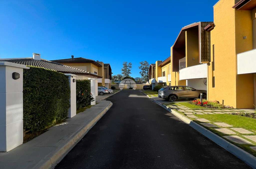 House in a gated community with 5 bedrooms — photo 4