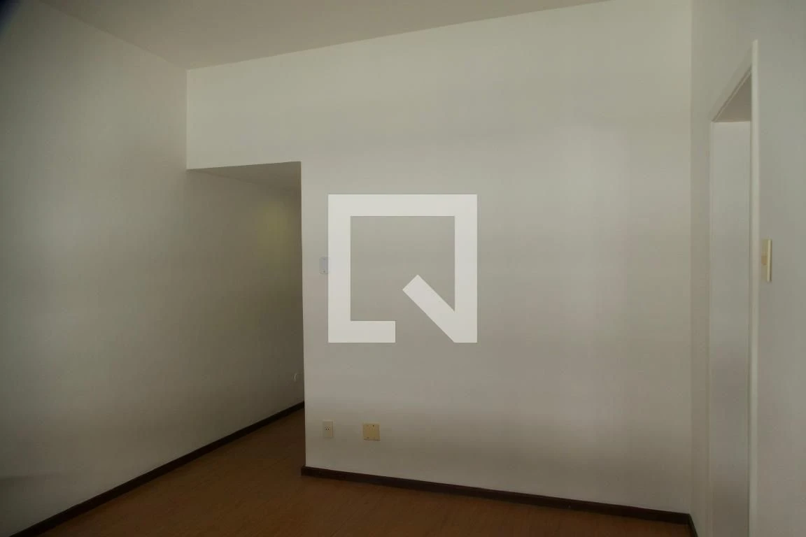 Unfurnished 1-bedroom apartment with a separate kitchen — photo 12